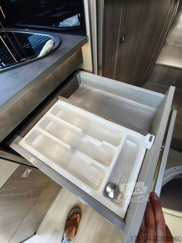 Poluintegrisani kamper CHAUSSON titanium 767 GA Automatik, Hubbett und Längsbett
