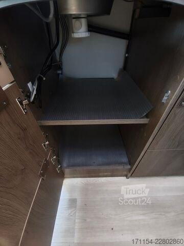 Poluintegrisani kamper CHAUSSON titanium 767 GA Automatik, Hubbett und Längsbett