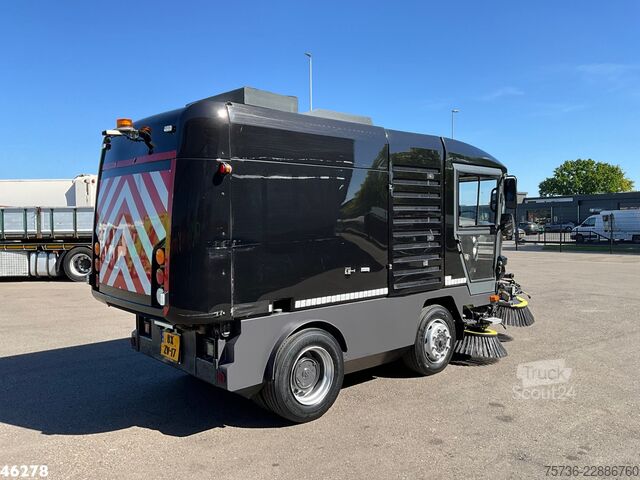 Barredora de calzadas Ravo 580 with 3-rd brush