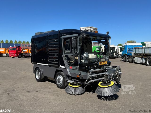 Barredora de calzadas Ravo 580 with 3-rd brush