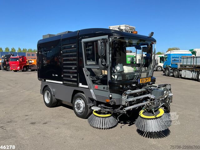 Barredora de calzadas Ravo 580 with 3-rd brush