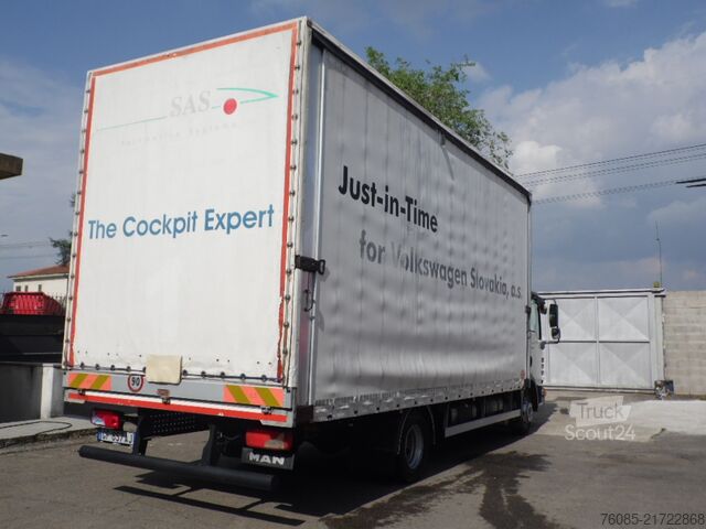 Valníkový nákladní automobil s plachtou MAN TGL 8.150