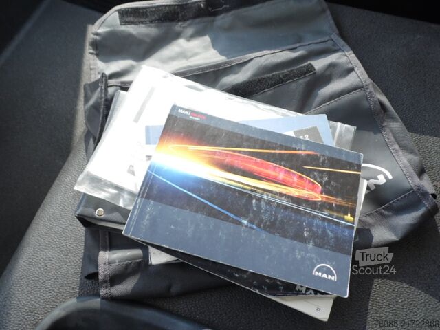 Valníkový nákladní automobil s plachtou MAN TGL 8.150