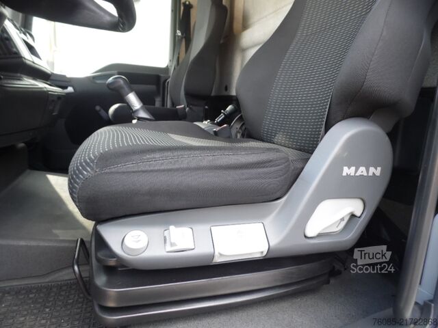 Valníkový nákladní automobil s plachtou MAN TGL 8.150