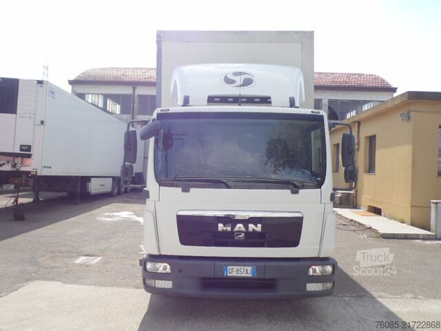 Valníkový nákladní automobil s plachtou MAN TGL 8.150