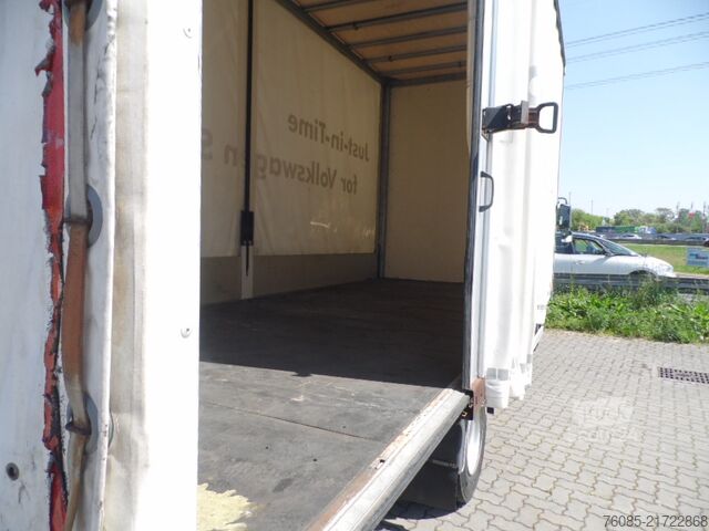 Nákladné auto s plochou korbou a plachtou MAN TGL 8.150