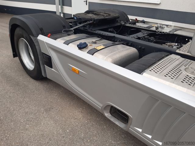 Standardní tahač MERCEDES-BENZ Actros 1851LS MP5 Gigaspace Retarder ADA Xenon