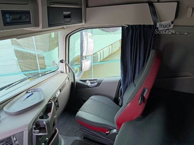 Koelwagen VOLVO FH 13.460 I-PARK COOL THEMO KING UT-800 VAN BEUR