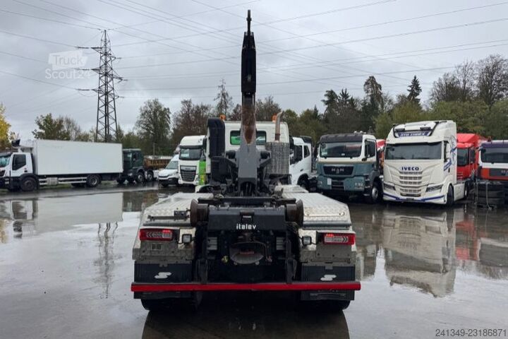 شاحنة قلّابة بذراع تحميل متحرك VOLVO FMX-500 8x4 Abrollkipper