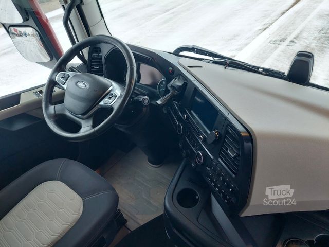 Nagy térfogatú nyergesvontató FORD F-Max 1850 LL