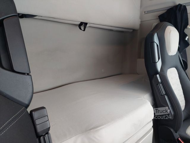 Nagy térfogatú nyergesvontató FORD F-Max 1850 LL