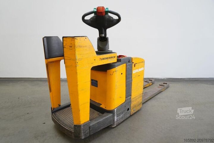 Porta-paletes elétrico com operador em pé Jungheinrich ERE120