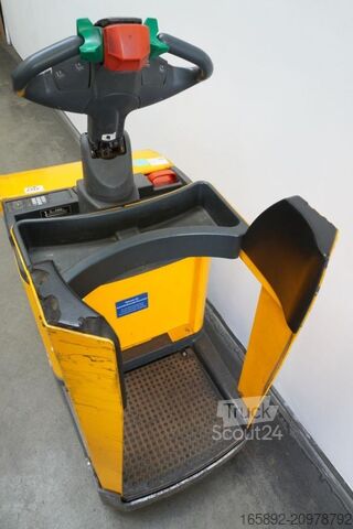 Porta-paletes elétrico com operador em pé Jungheinrich ERE120