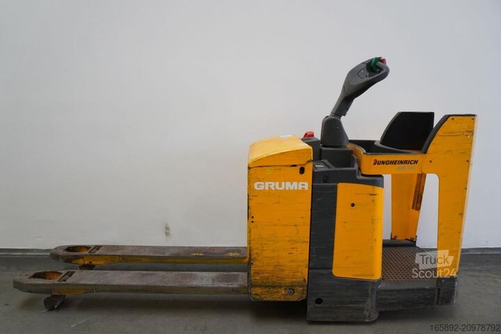 Porta-paletes elétrico com operador em pé Jungheinrich ERE120