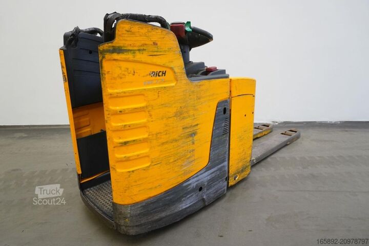 Porta-paletes elétrico com operador em pé Jungheinrich ERE225