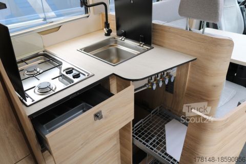 Halvintegrerad husbil Eura Mobil Profila T 675 SB