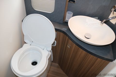 Інтегрований автокемпер Eura Mobil Integra 890 QB