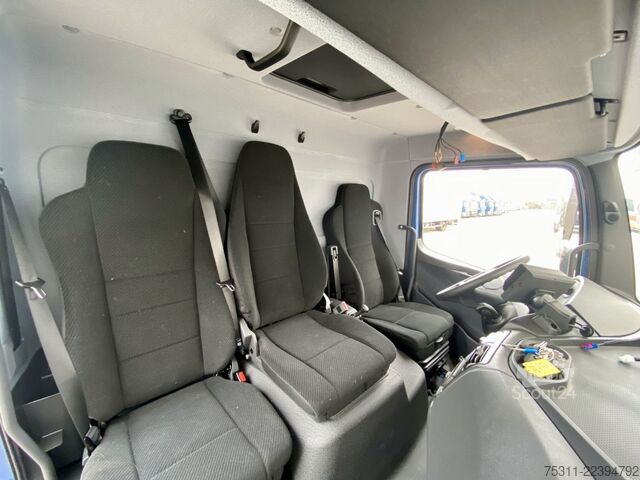 Kasa kamyoneti MERCEDES-BENZ Atego 818 4,35mKoffer*LBW+Tür*3x Sitze*AC*Autom.