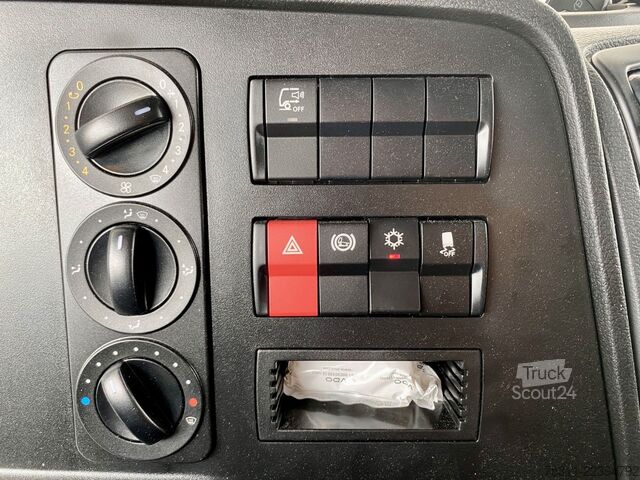 Kasa kamyoneti MERCEDES-BENZ Atego 818 4,35mKoffer*LBW+Tür*3x Sitze*AC*Autom.