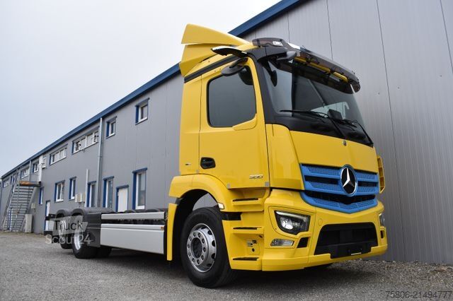 Chassi de caminhão MERCEDES-BENZ eActros 300 L 6x2 AHK