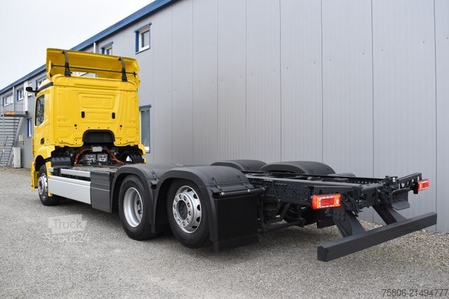 Chassi de caminhão MERCEDES-BENZ eActros 300 L 6x2 AHK