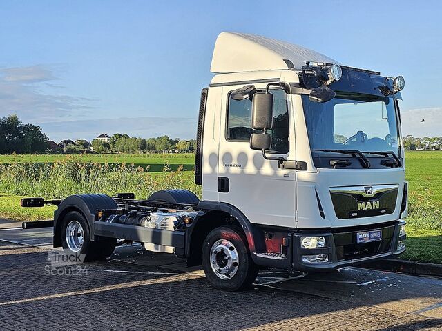 Chassis com cabina MAN 8.220 TGL PTO AIRCO WB305