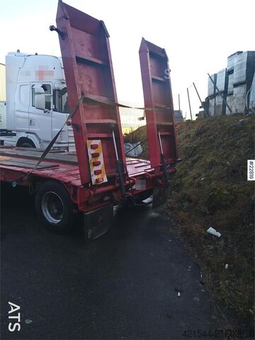 Low loader Vang SLHS machine trailer with hydraulic ramps