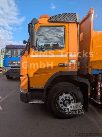 Kamion sa ravnom platformom VOLVO FM12-380 / 8X4 / 28m Hiab Kran / WINCH