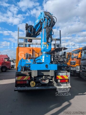 Kamion sa ravnom platformom VOLVO FM12-380 / 8X4 / 28m Hiab Kran / WINCH