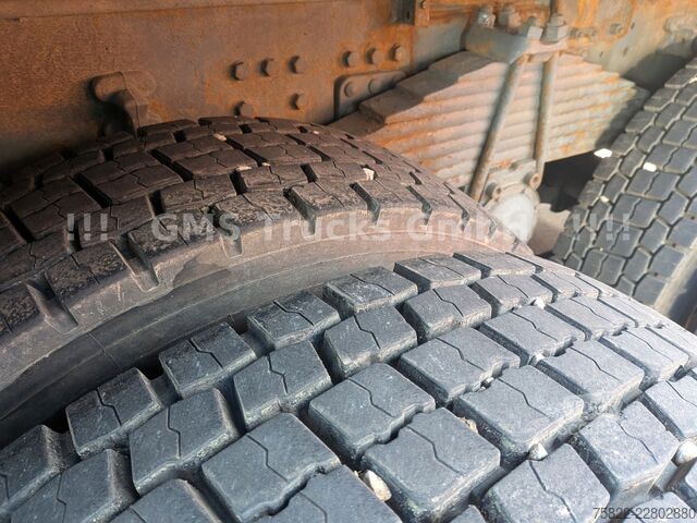 Kamion sa ravnom platformom VOLVO FM12-380 / 8X4 / 28m Hiab Kran / WINCH