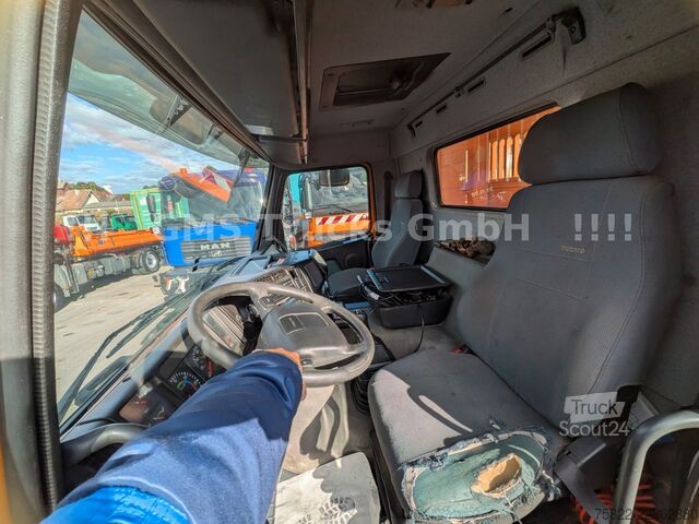 Kamion sa ravnom platformom VOLVO FM12-380 / 8X4 / 28m Hiab Kran / WINCH
