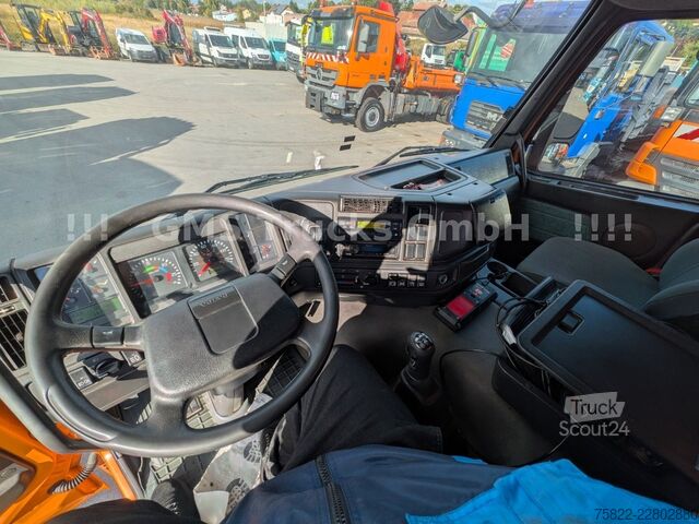 Kamion sa ravnom platformom VOLVO FM12-380 / 8X4 / 28m Hiab Kran / WINCH