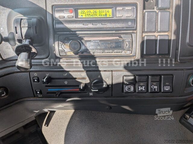 Kamion sa ravnom platformom VOLVO FM12-380 / 8X4 / 28m Hiab Kran / WINCH