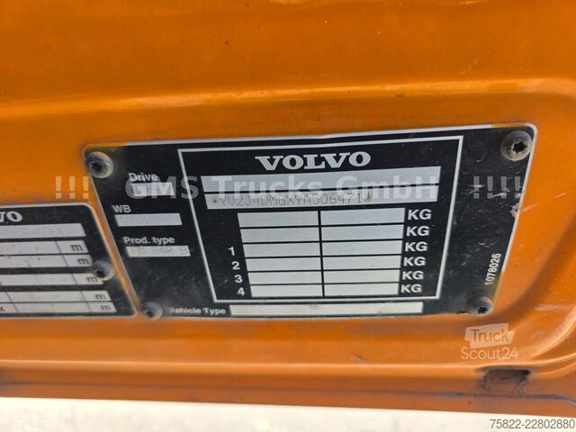 Kamion sa ravnom platformom VOLVO FM12-380 / 8X4 / 28m Hiab Kran / WINCH
