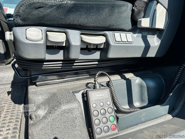 Вантажівка з платформою і тентом MAN TGX 26.440 6x2 BL Plane & Retarder /EDSCHA
