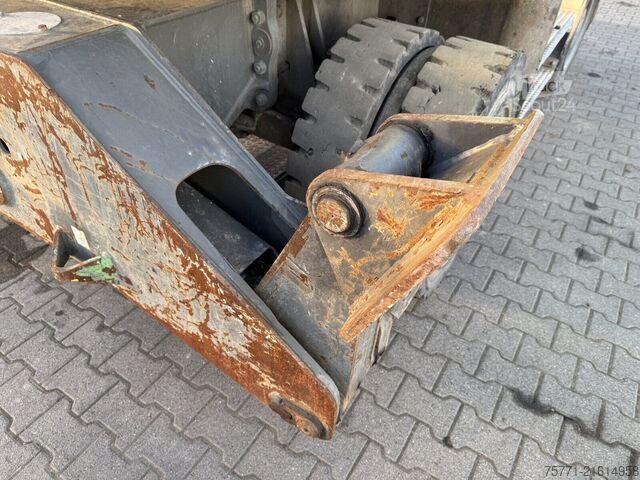Zariadenie na manipuláciu s materiálom Sennebogen 818 KOPARKA KOŁOWA
