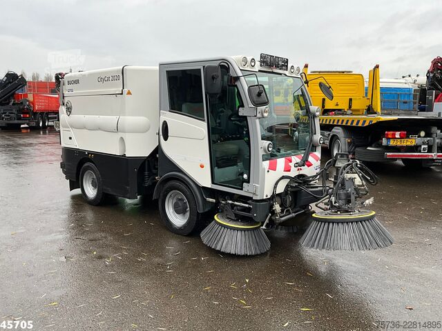 útseprő gép Bucher Citycat 2020 with 3-rd brush
