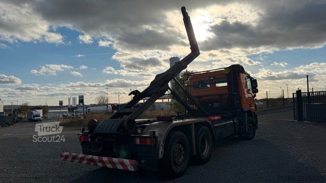 Tovornjak s kavljem za kontejnerje MERCEDES-BENZ Actros 2841 2541 2641 L Abrolllkipper Lenkachse