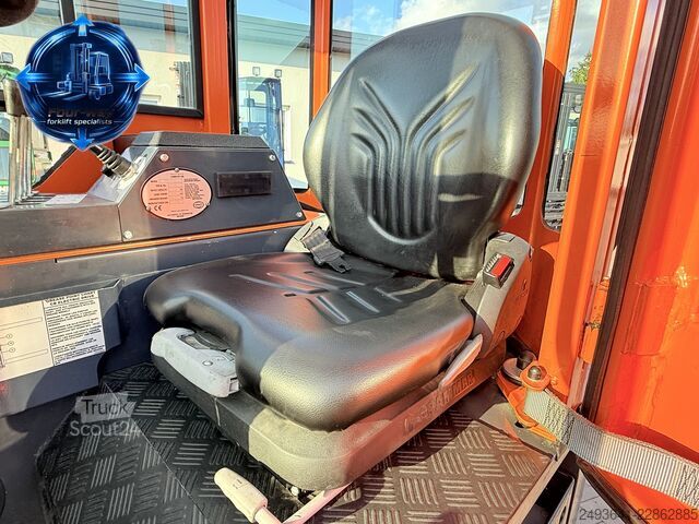 Carretilla retráctil de 4 vías Combilift CBE2500 TRIPLEX 4900 POSITIONER CABIN