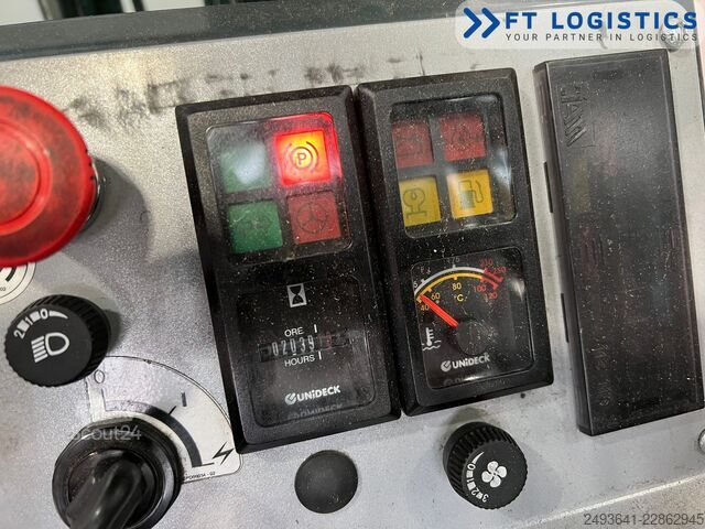 Carretilla retráctil de 4 vías Combilift CB2500 GAS TRIPLEX 4900 FREE-LIFT CABIN