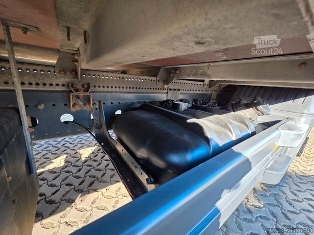 Skriňové nákladné vozidlo MERCEDES-BENZ Atego 1218 / Ladebordwand