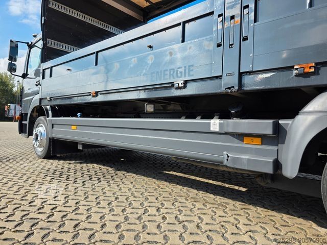 Nákladné auto s plochou korbou a plachtou MERCEDES-BENZ Atego 1221 / Ladebordwand / Rückfahrkamera