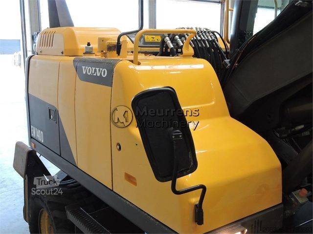 Pelle sur pneus VOLVO EW140D