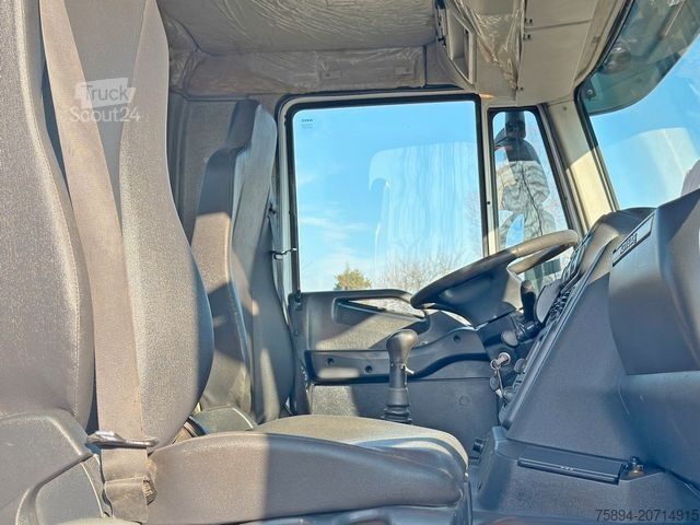 Tipper truck IVECO TRAKKER * HIAB 211 E - 6 HIDUO+ FUNK / 8x4 *TOP