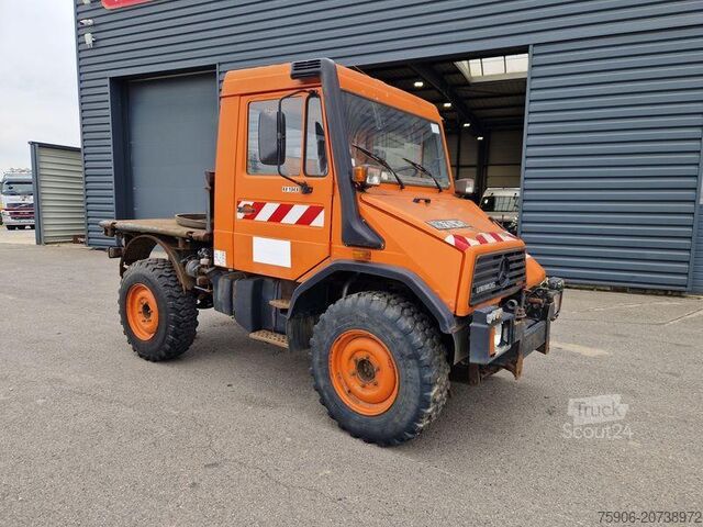 Nákladní automobil s plošinou Mercedes Unimog