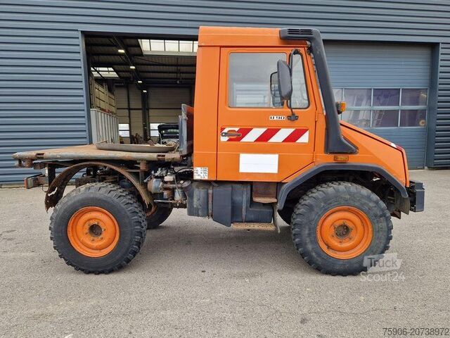 Nákladní automobil s plošinou Mercedes Unimog