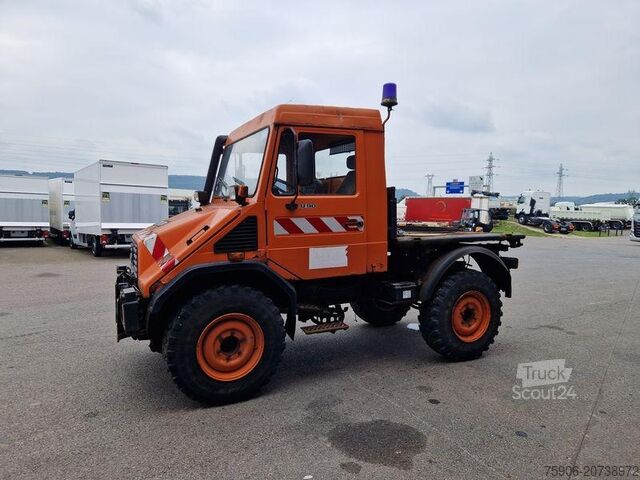 Nákladní automobil s plošinou Mercedes Unimog