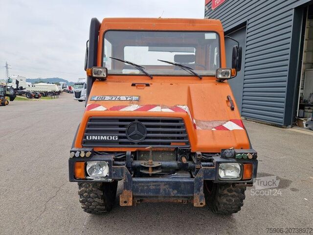 Nákladní automobil s plošinou Mercedes Unimog