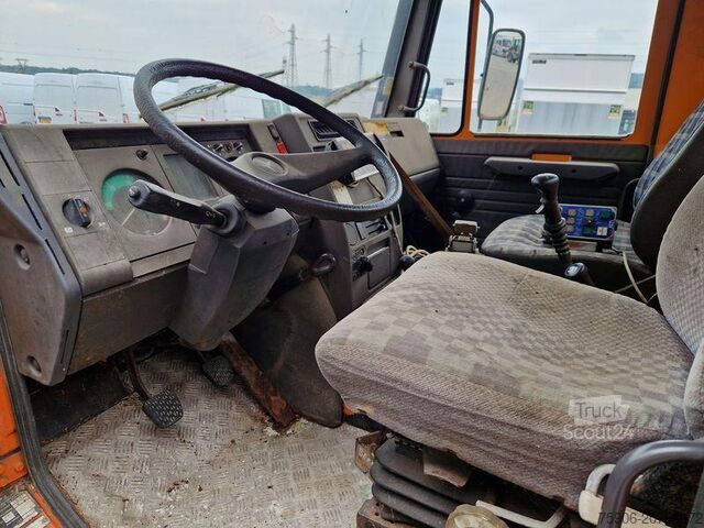 Nákladní automobil s plošinou Mercedes Unimog