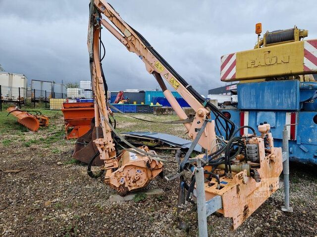 Nákladní automobil s plošinou Mercedes Unimog